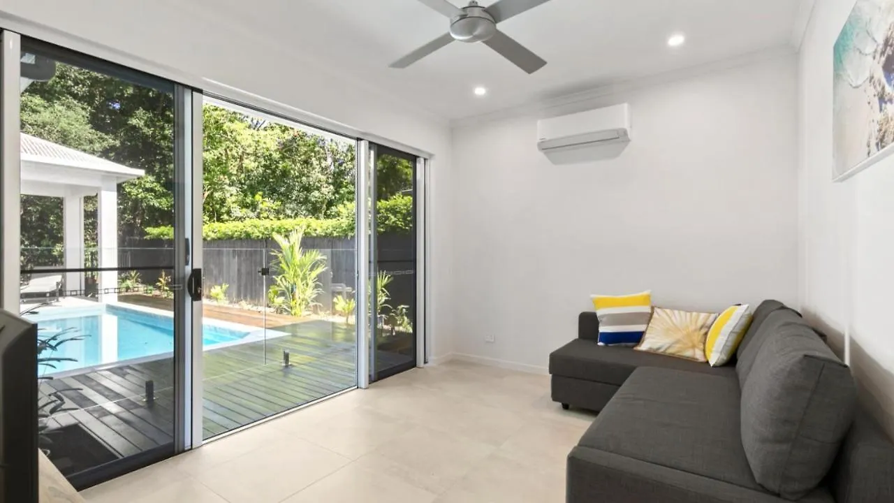 Coastal Vibes - Palm Cove Villa Holiday home