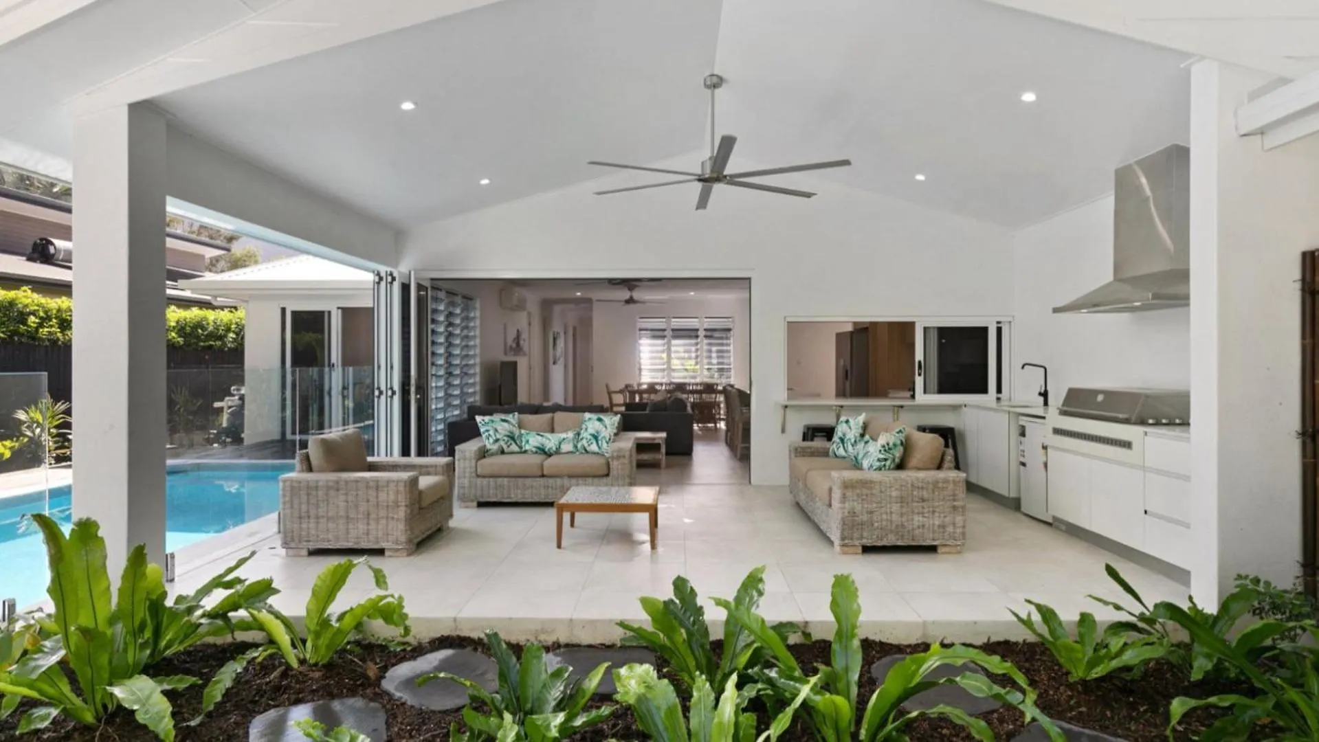 Coastal Vibes - Palm Cove Villa Australia